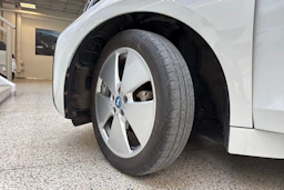 Valkoinen BMW i3 2021 kuva 13.