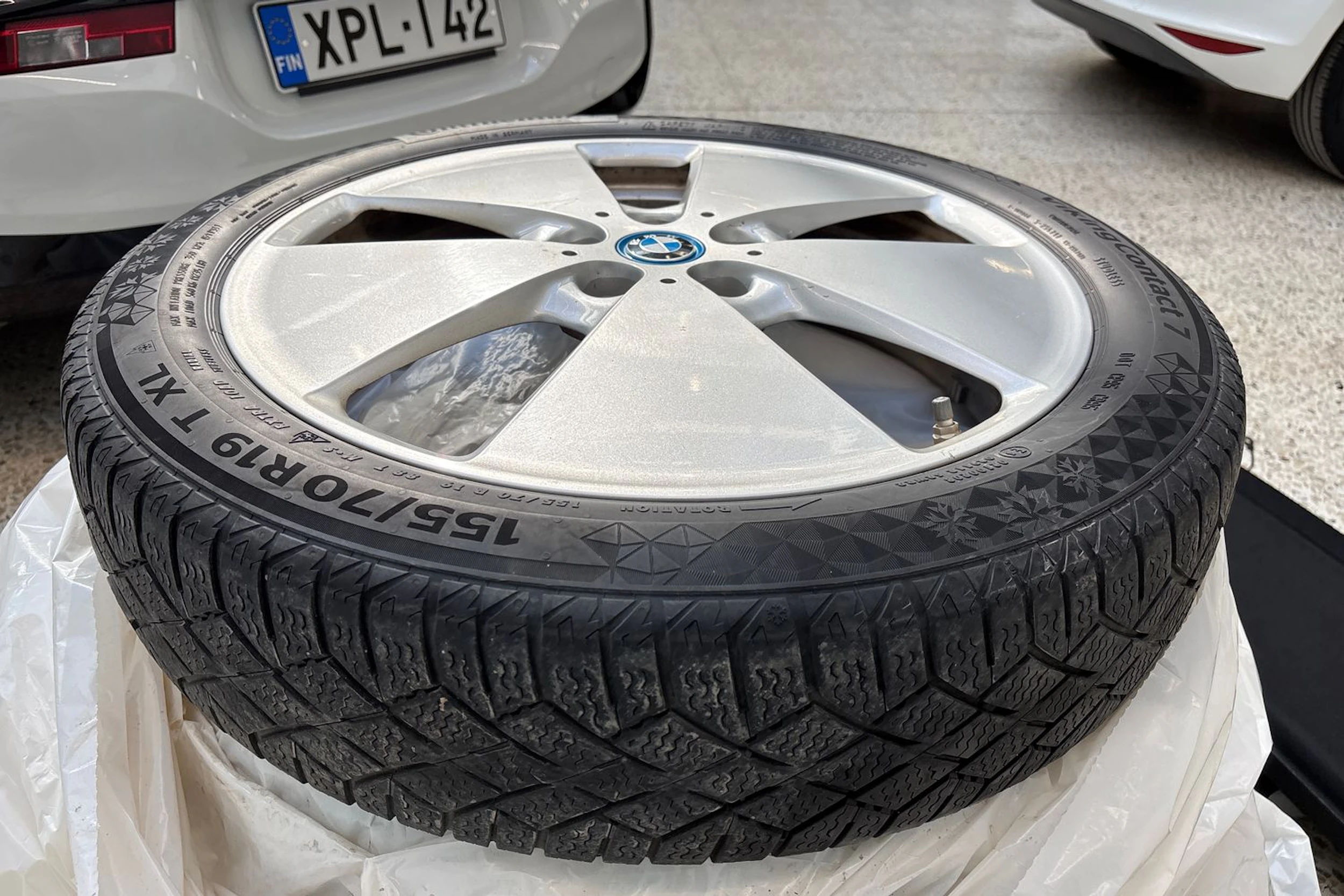 Valkoinen BMW i3 2021 kuva 15.