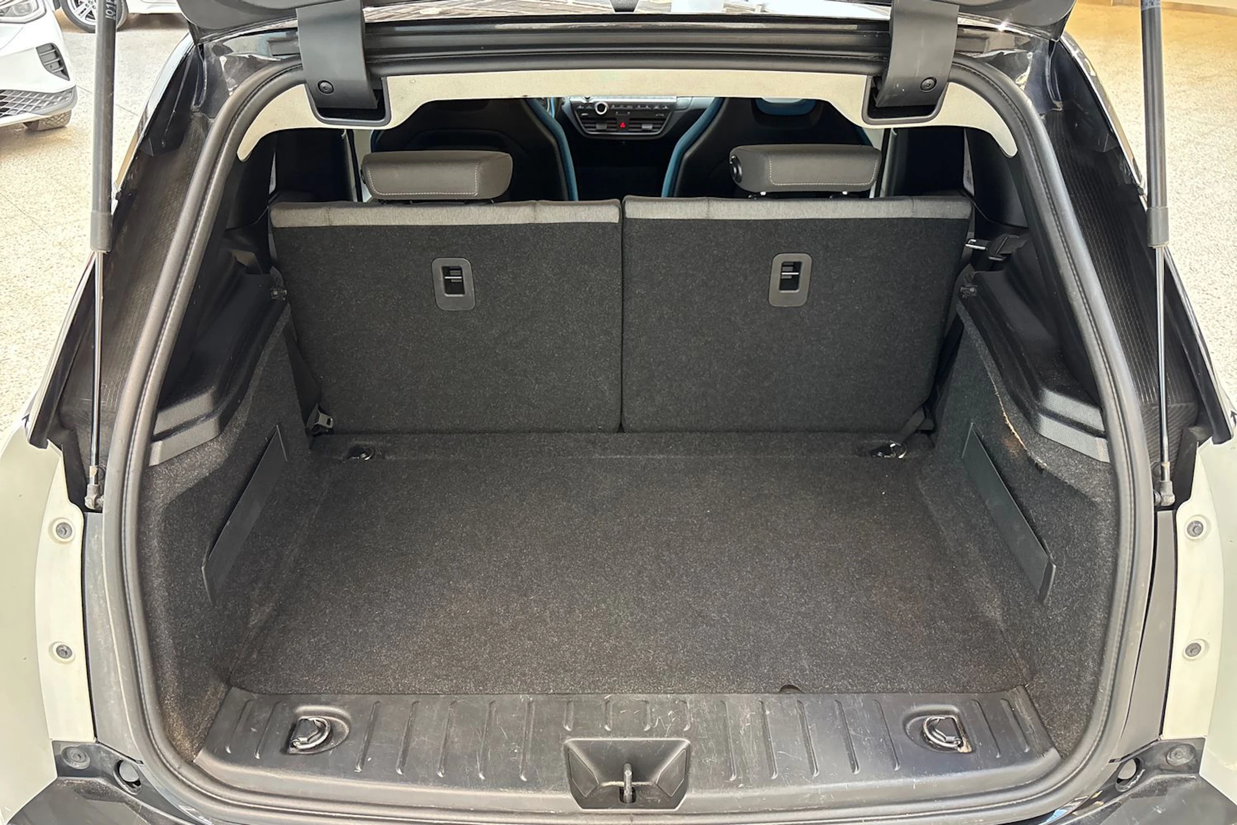 Valkoinen BMW i3 2021 kuva 16.