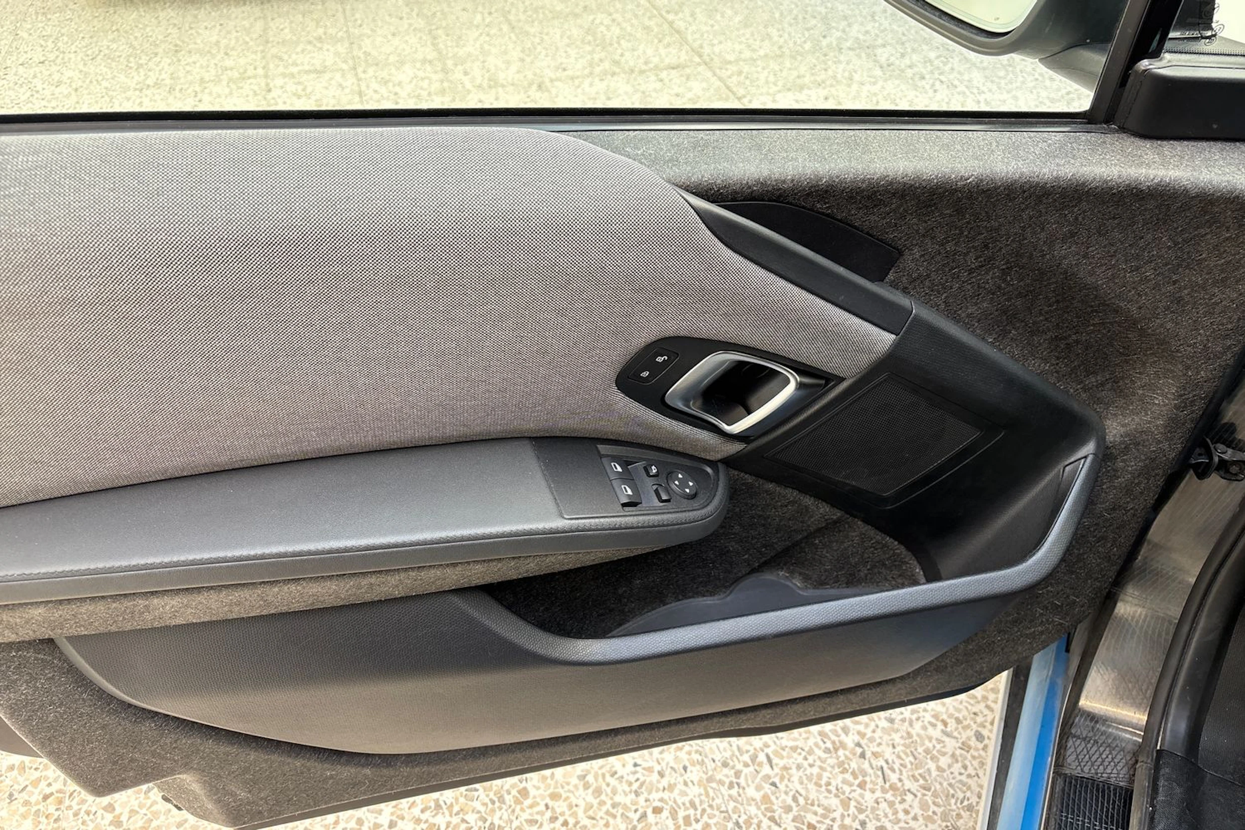 Valkoinen BMW i3 2021 kuva 17.