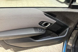 Valkoinen BMW i3 2021 kuva 17.
