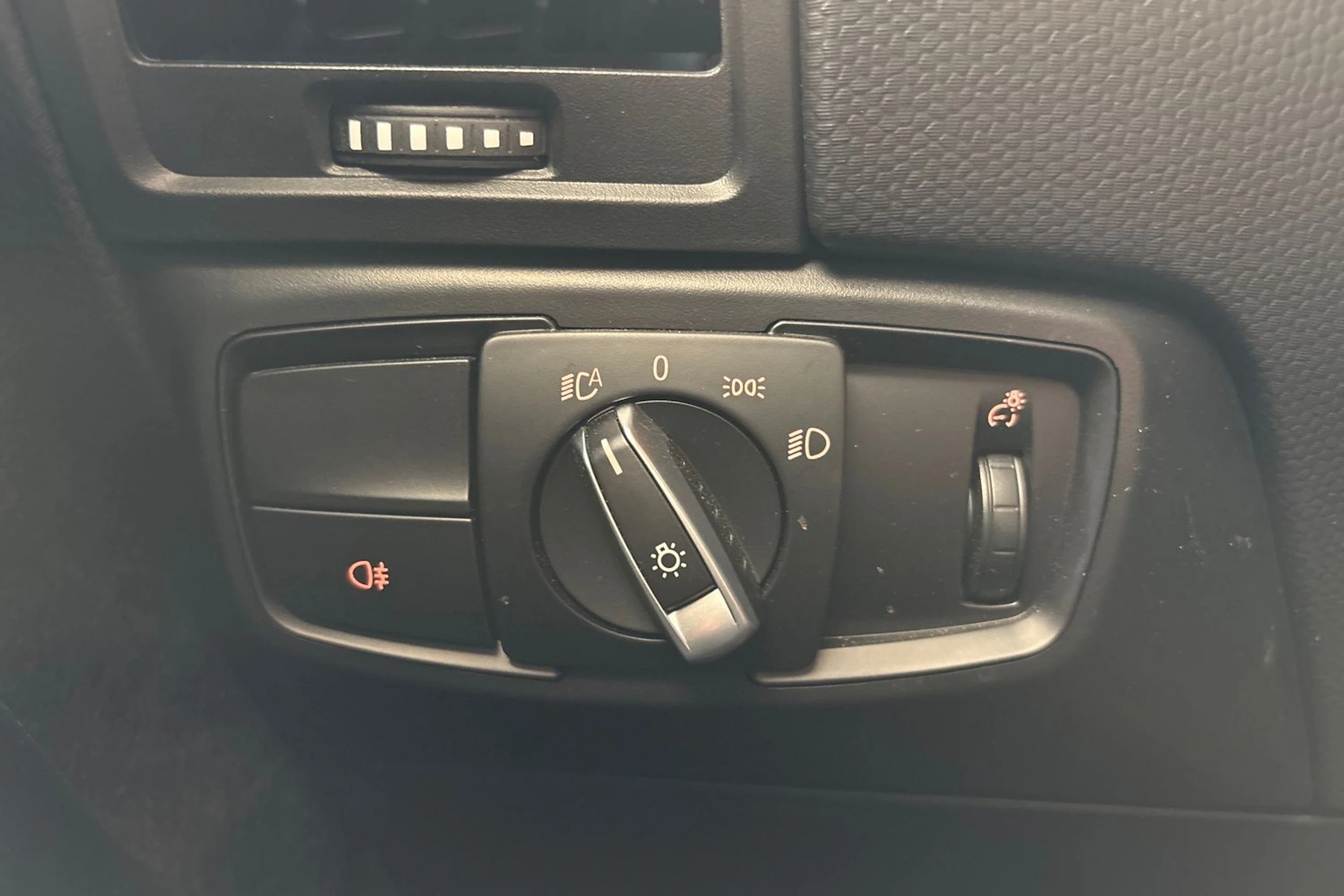 Valkoinen BMW i3 2021 kuva 18.