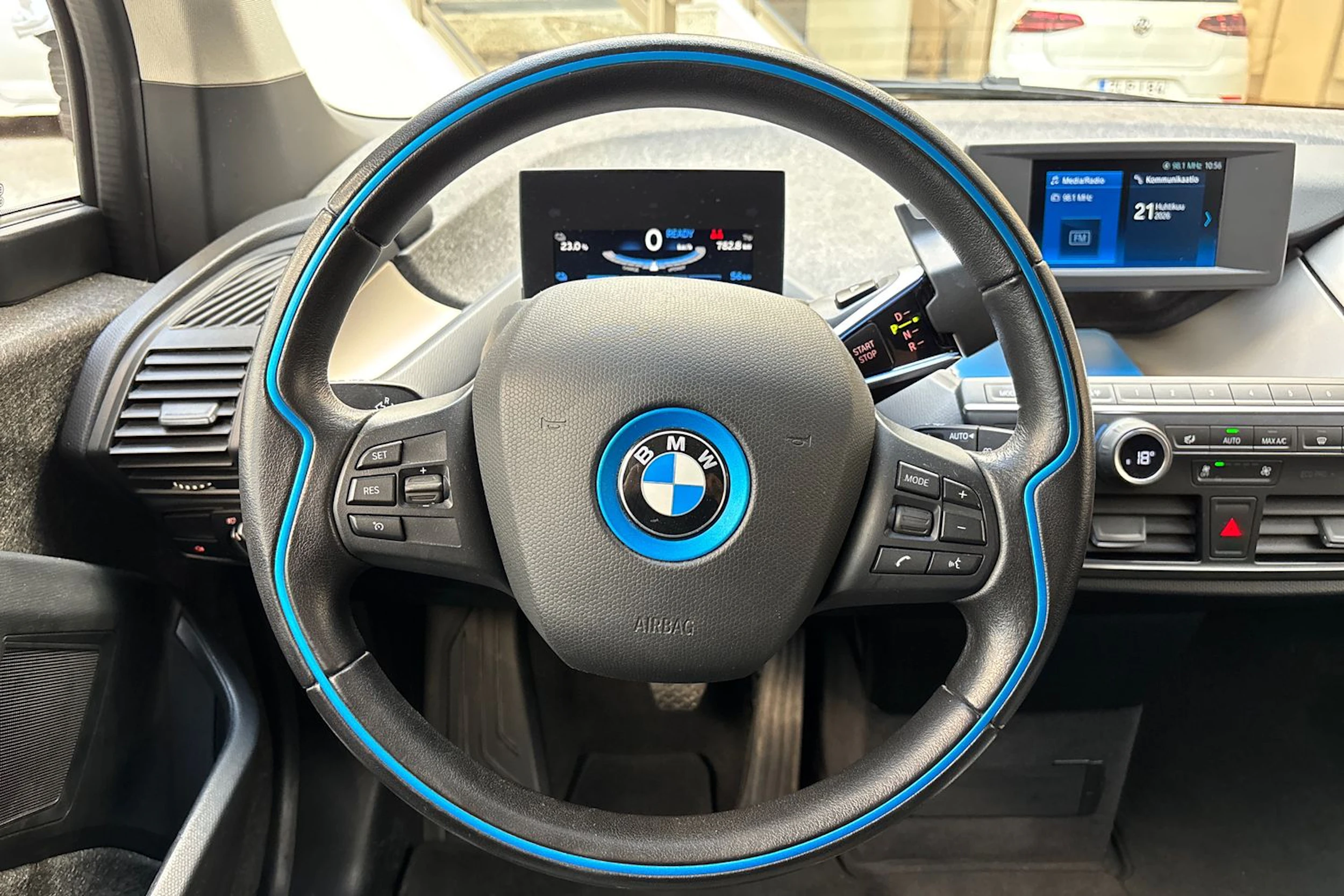 Valkoinen BMW i3 2021 kuva 19.