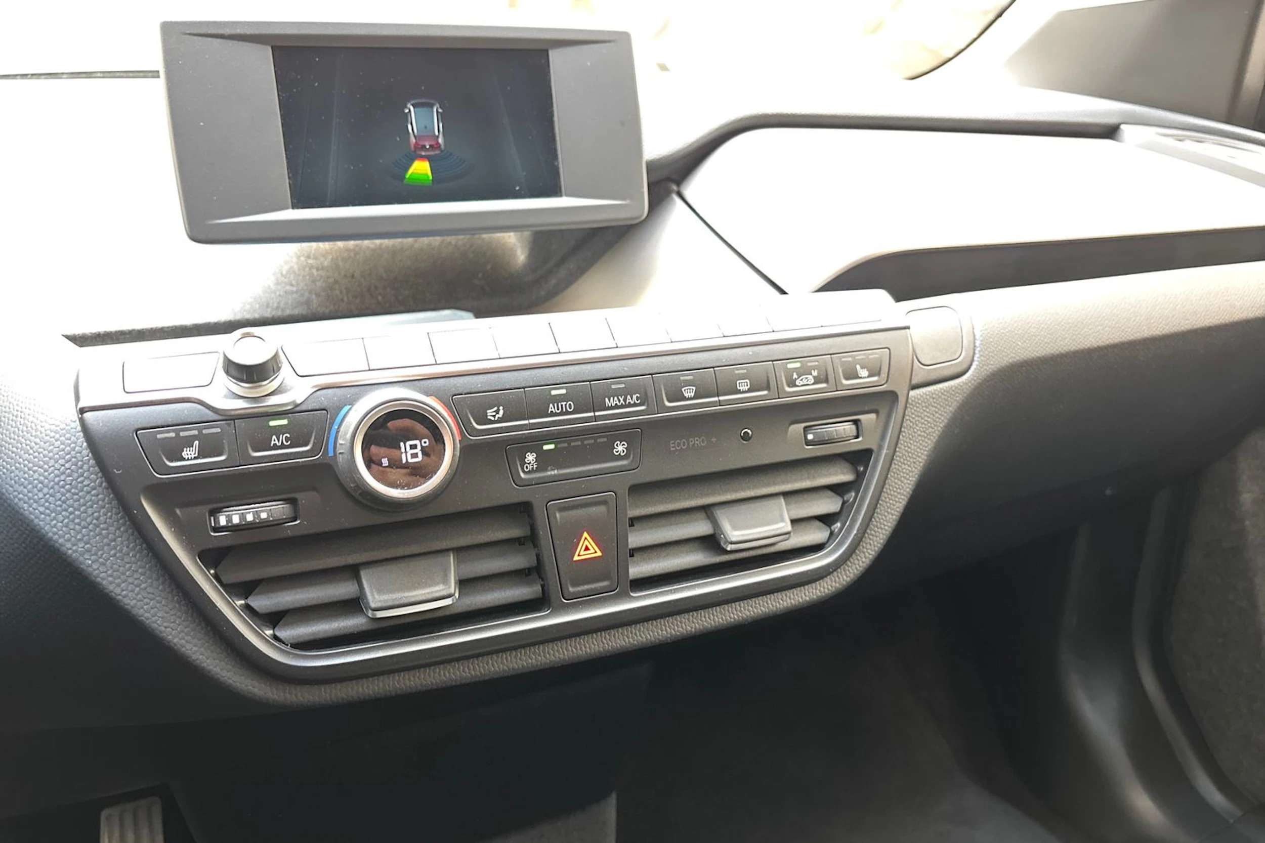 Valkoinen BMW i3 2021 kuva 23.