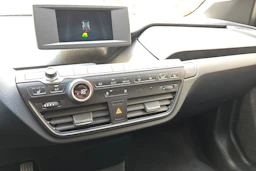 Valkoinen BMW i3 2021 kuva 23.