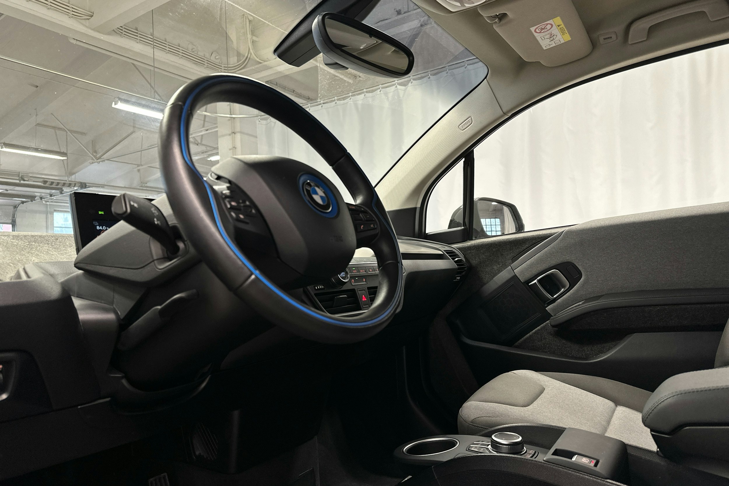 valkoinen BMW i3 2022 kuva 3.