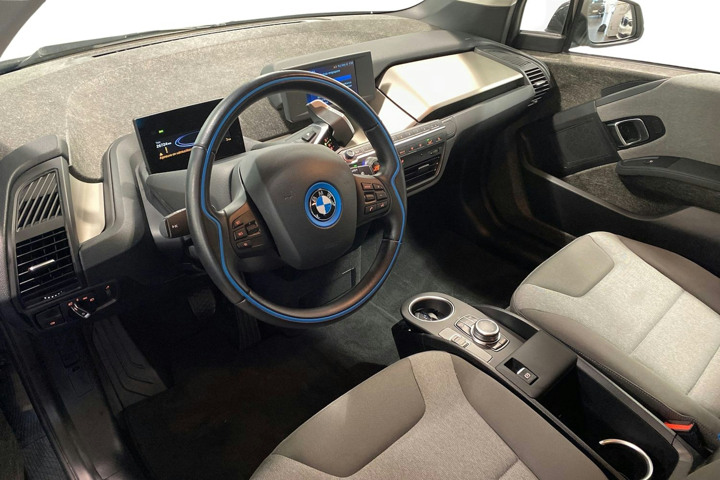 valkoinen BMW i3 2022 kuva 6.