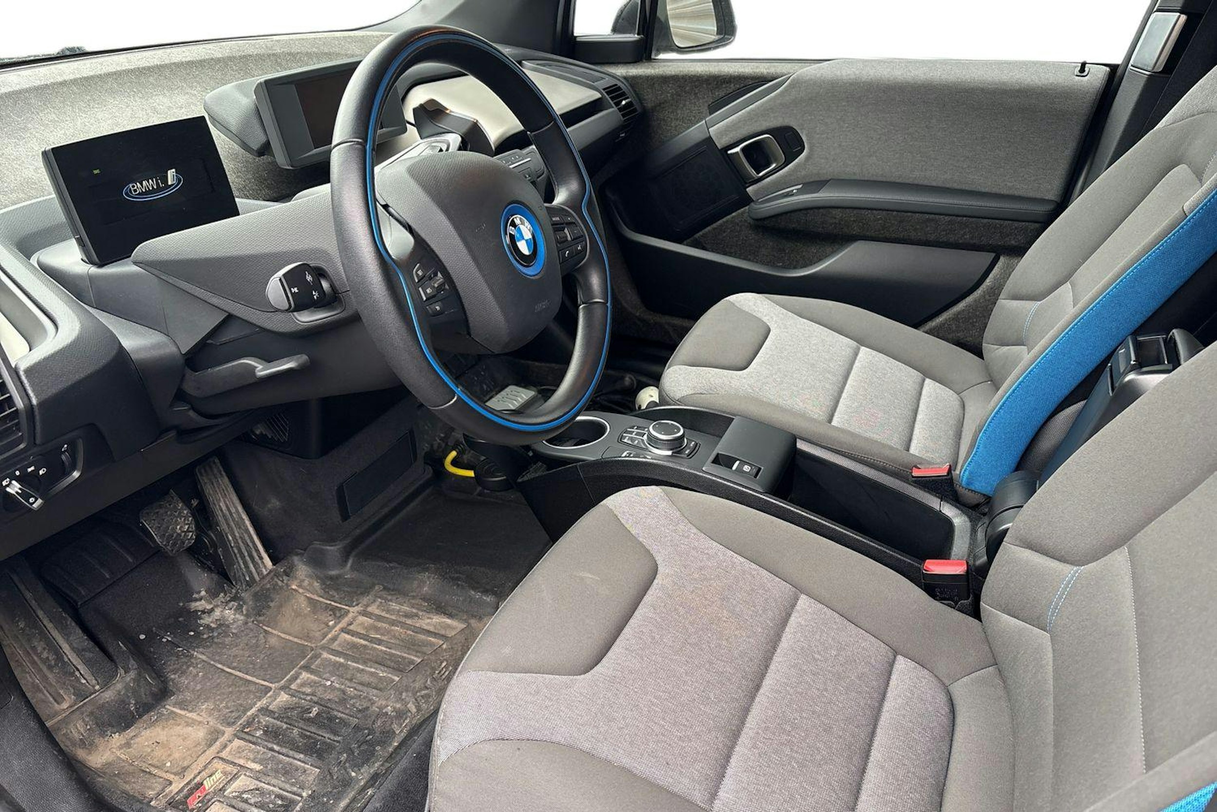 Valkoinen BMW i3 2022 kuva 3.