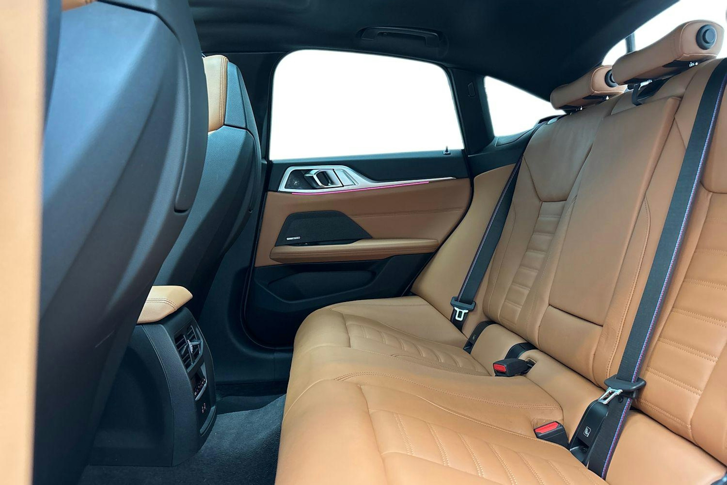 harmaa BMW i4 2022 kuva 8.