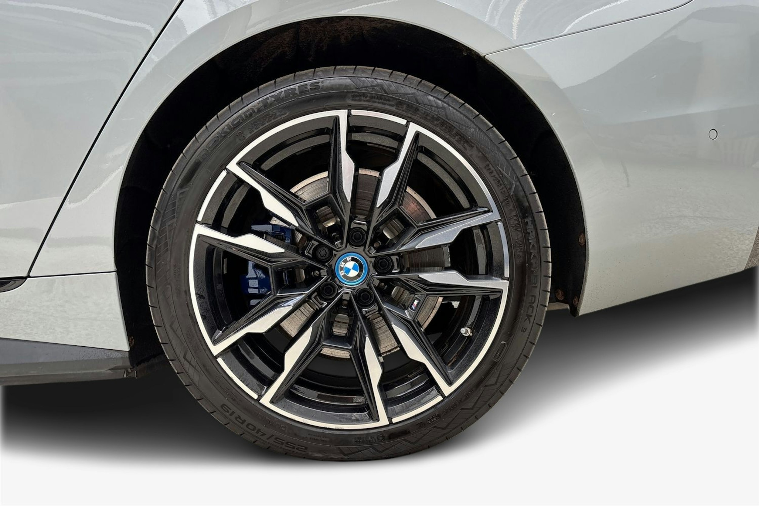 harmaa BMW i4 2022 kuva 9.