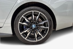harmaa BMW i4 2022 kuva 9.