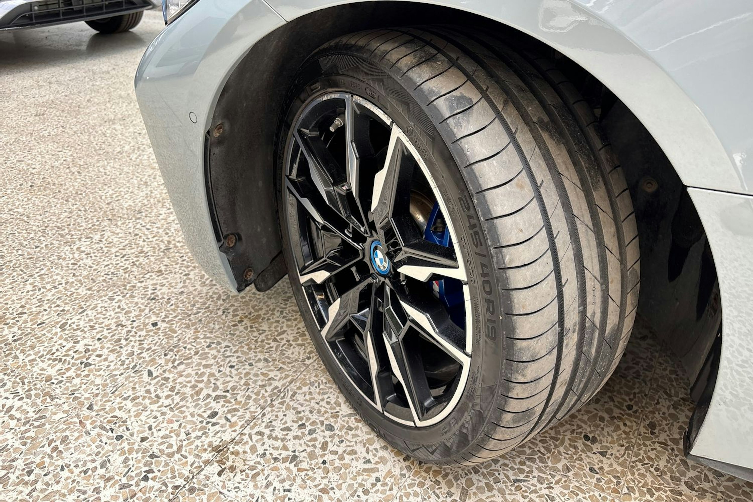 harmaa BMW i4 2022 kuva 10.