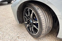 harmaa BMW i4 2022 kuva 10.