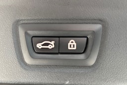 harmaa BMW i4 2022 kuva 11.