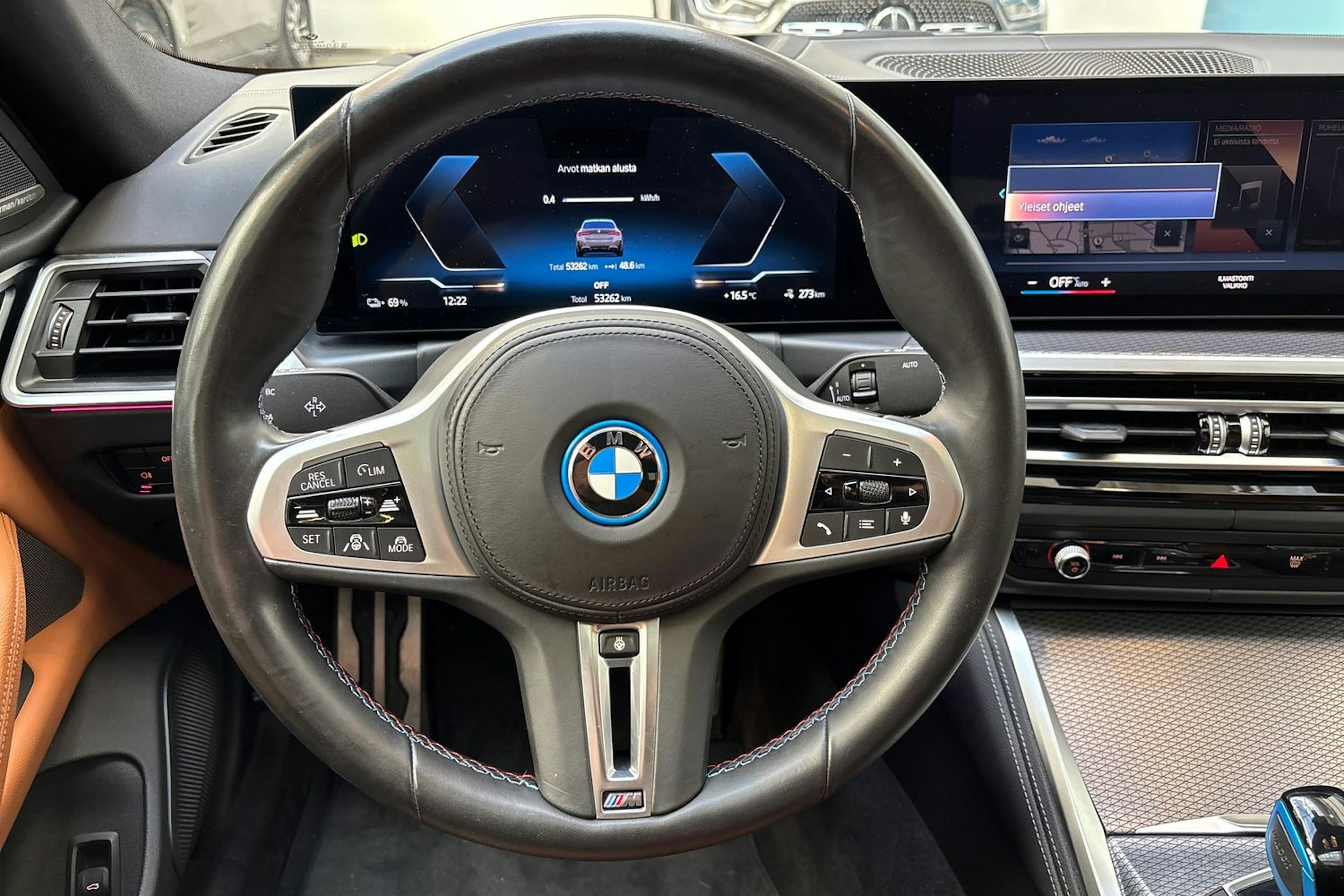 harmaa BMW i4 2022 kuva 18.