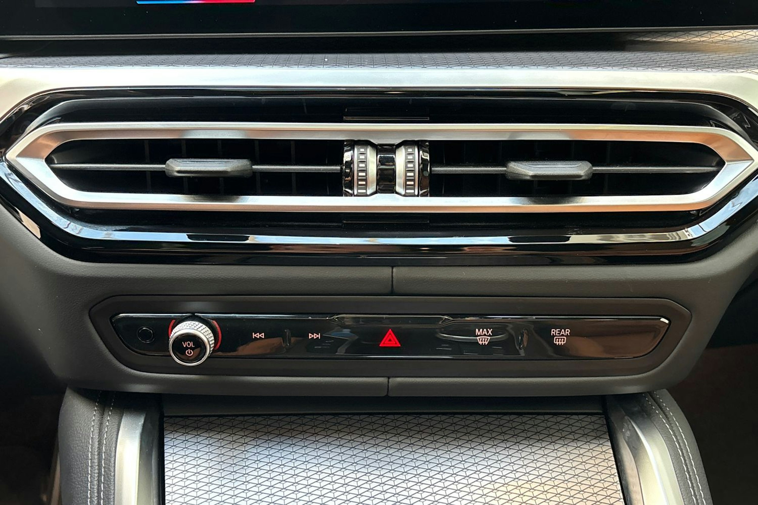 harmaa BMW i4 2022 kuva 24.