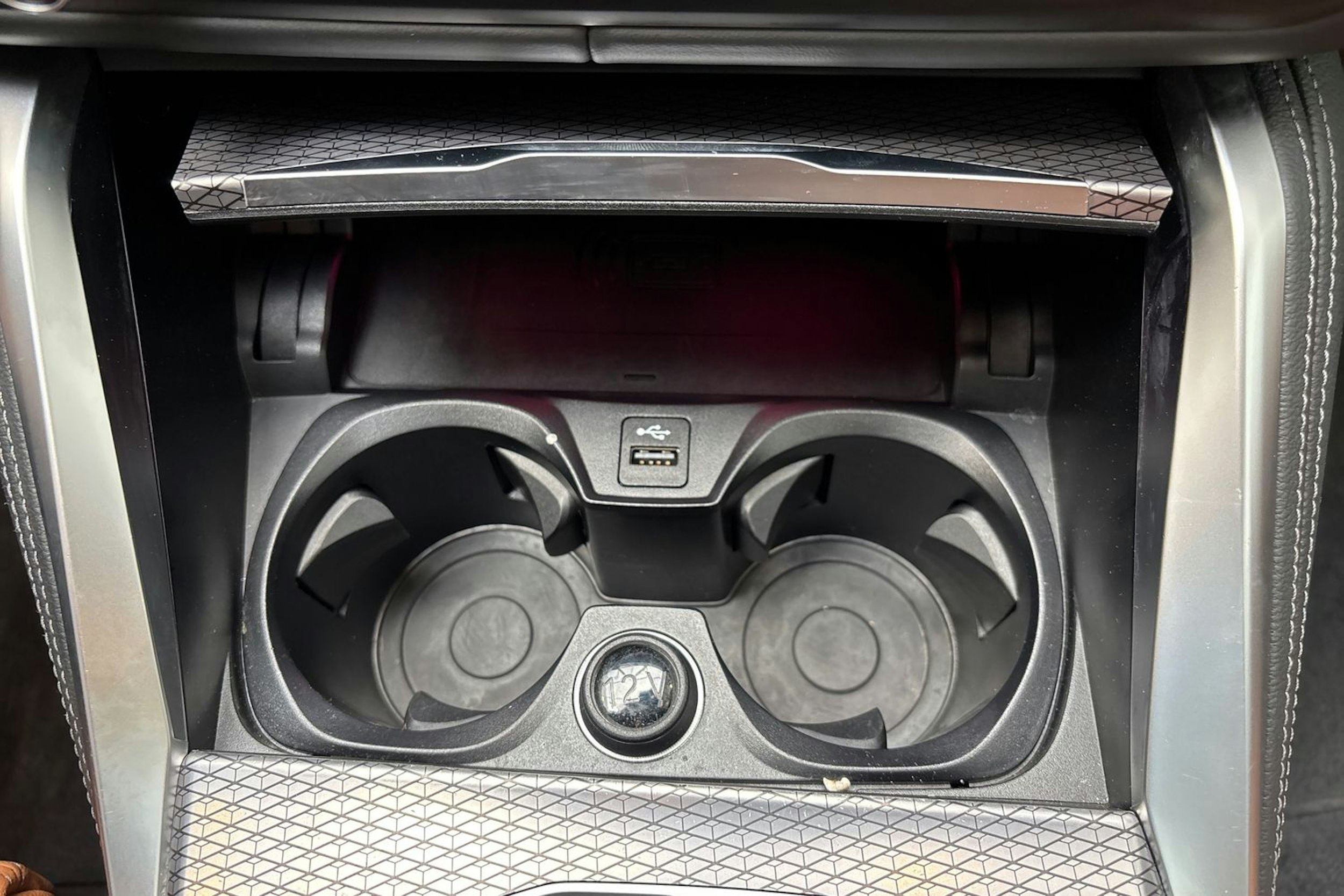 harmaa BMW i4 2022 kuva 25.