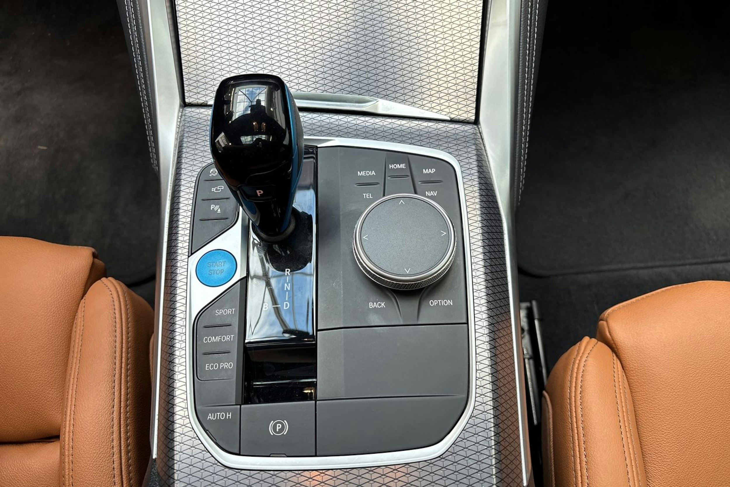 harmaa BMW i4 2022 kuva 26.