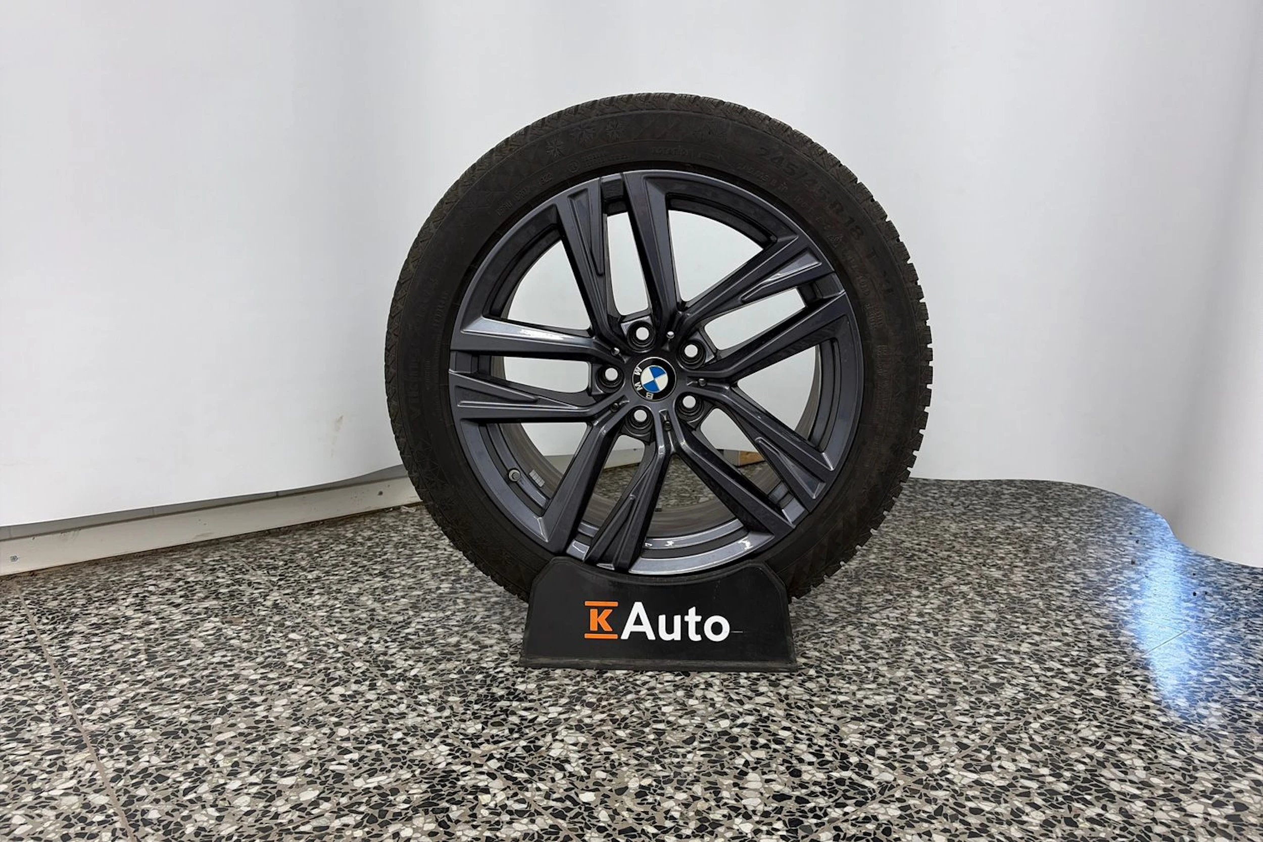 valkoinen BMW i4 2022 kuva 13.