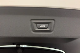valkoinen BMW i4 2022 kuva 16.
