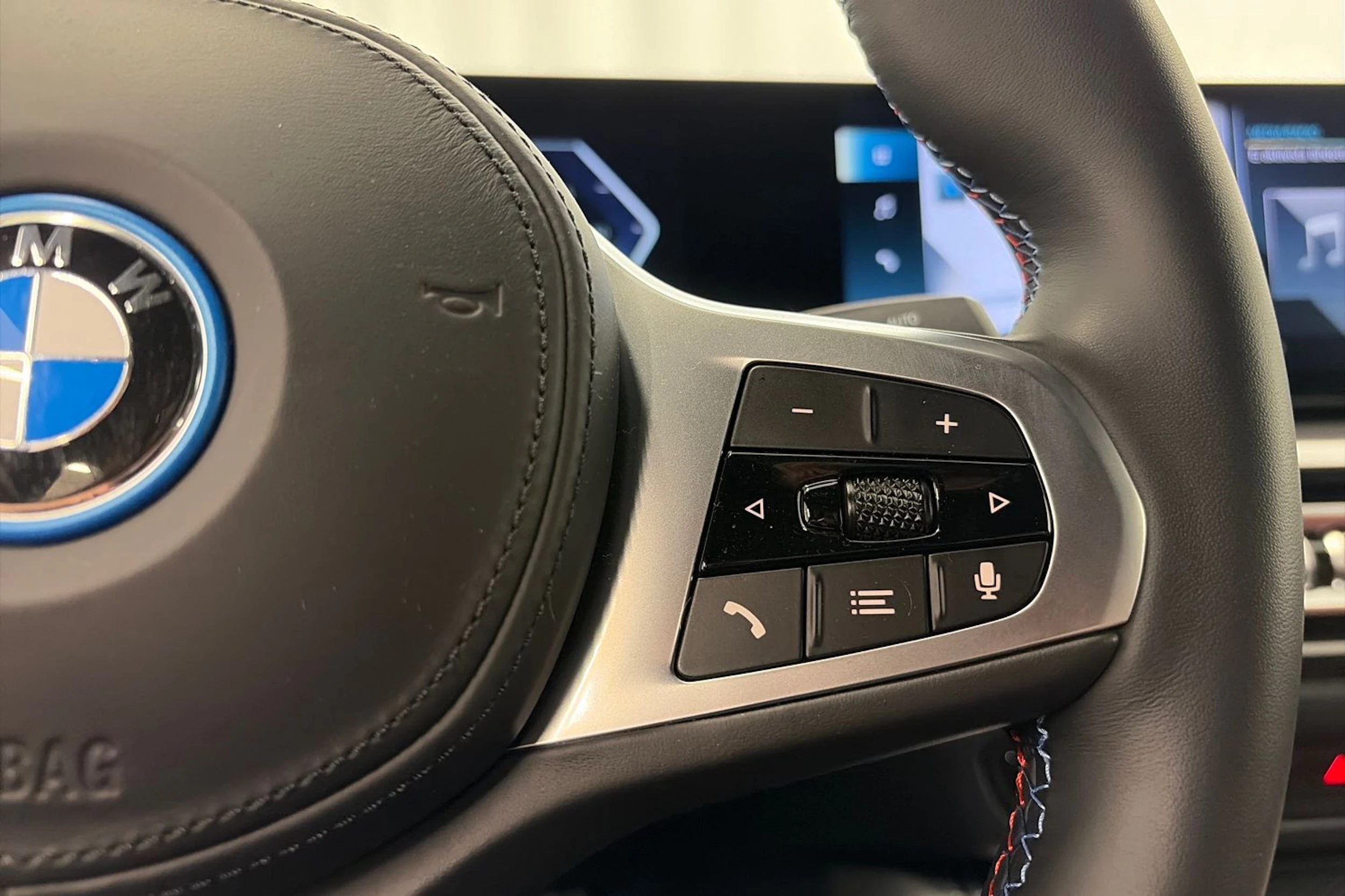 valkoinen BMW i4 2022 kuva 21.