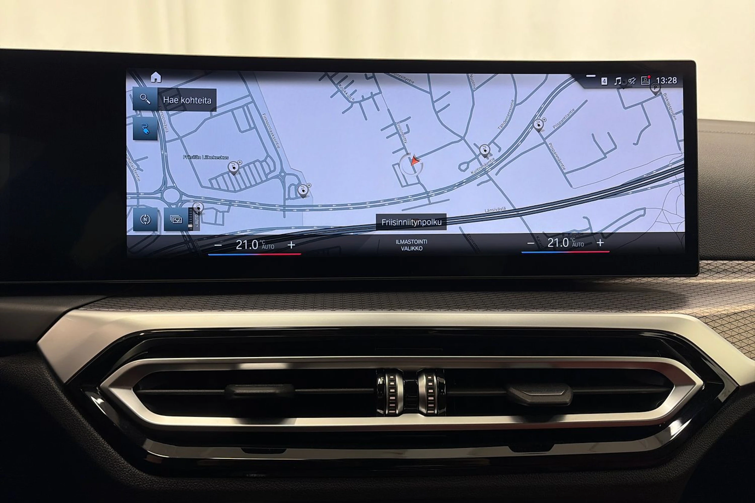 valkoinen BMW i4 2022 kuva 22.