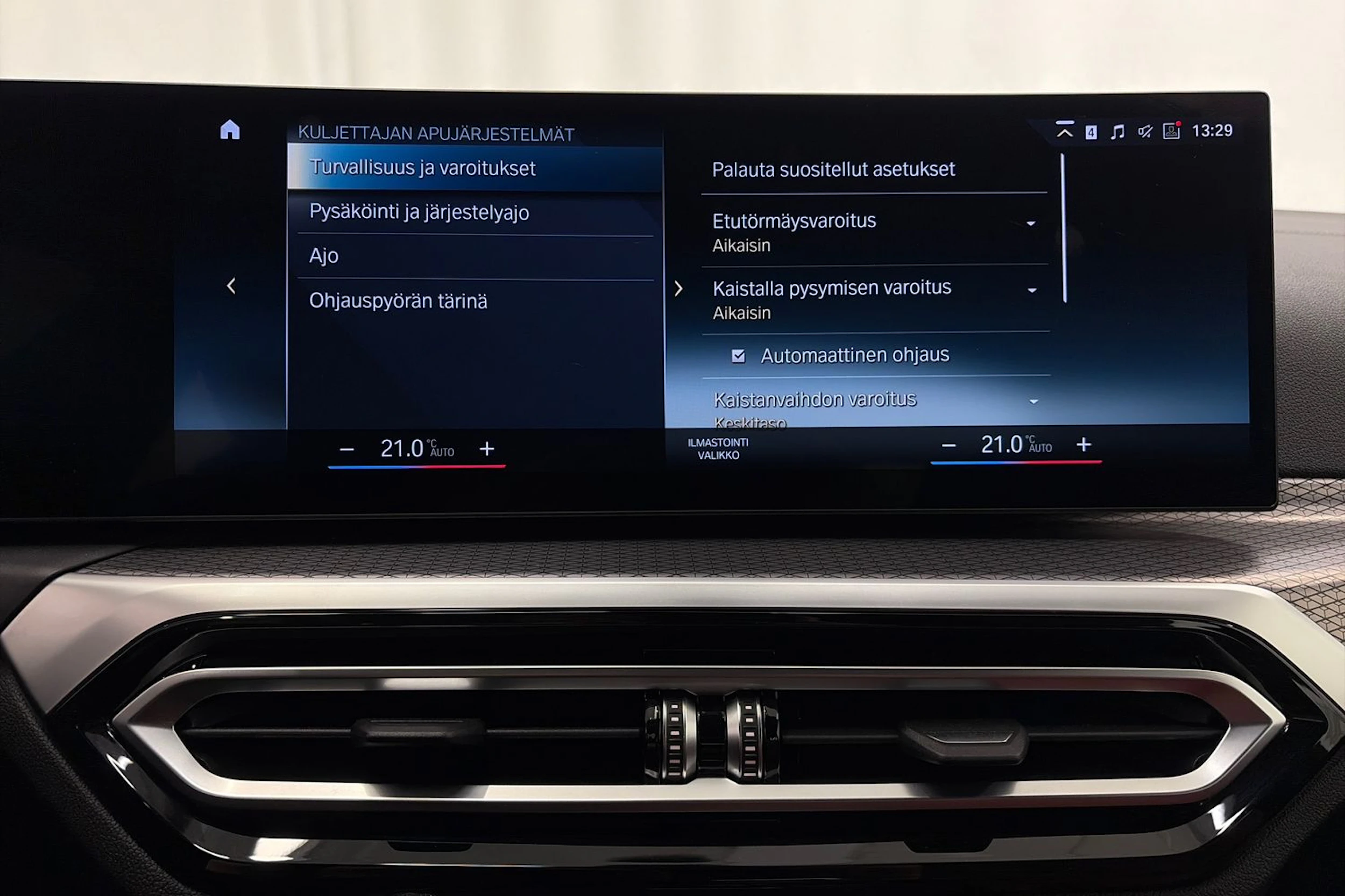valkoinen BMW i4 2022 kuva 25.