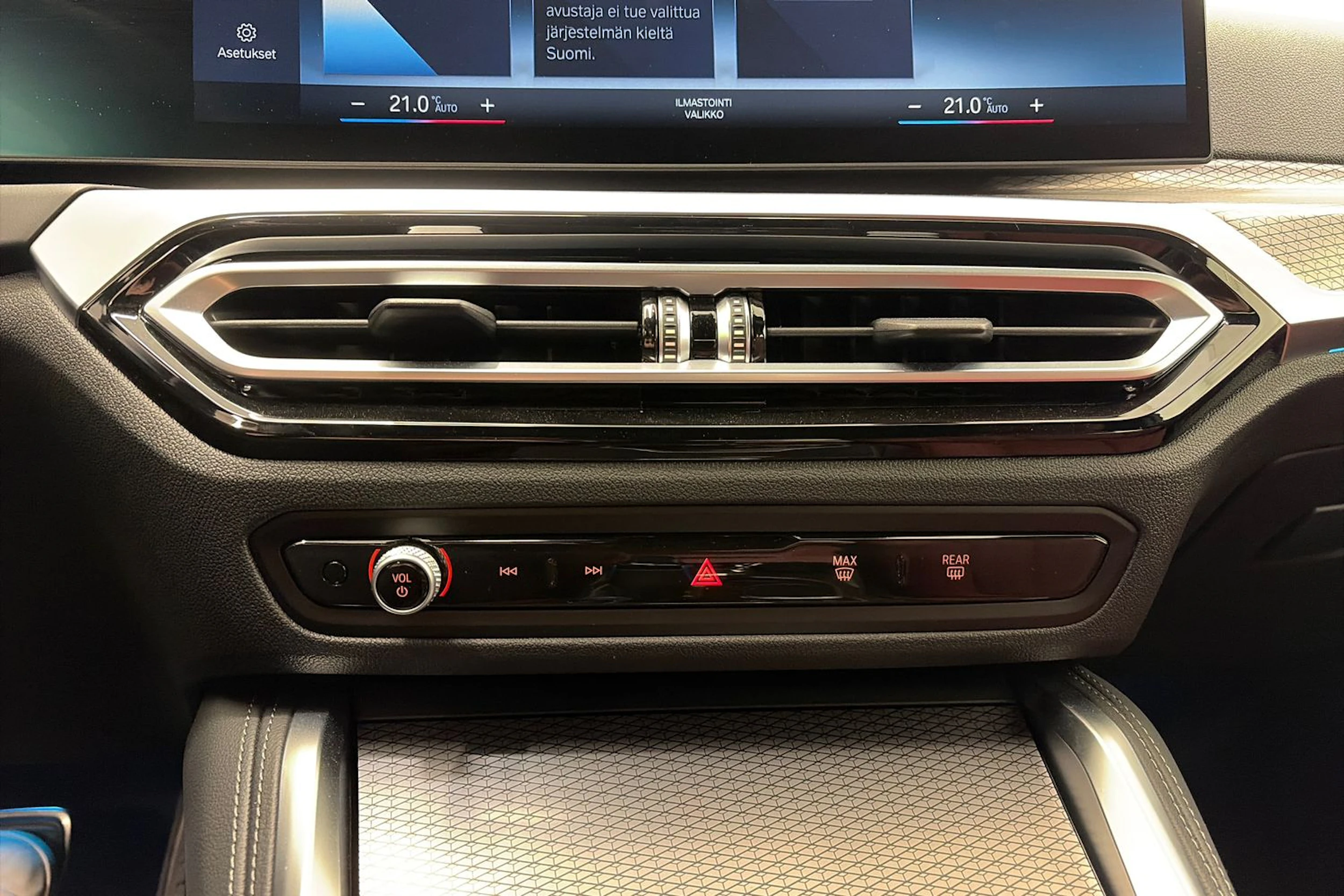 valkoinen BMW i4 2022 kuva 27.