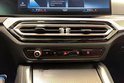 valkoinen BMW i4 2022 kuva 27.