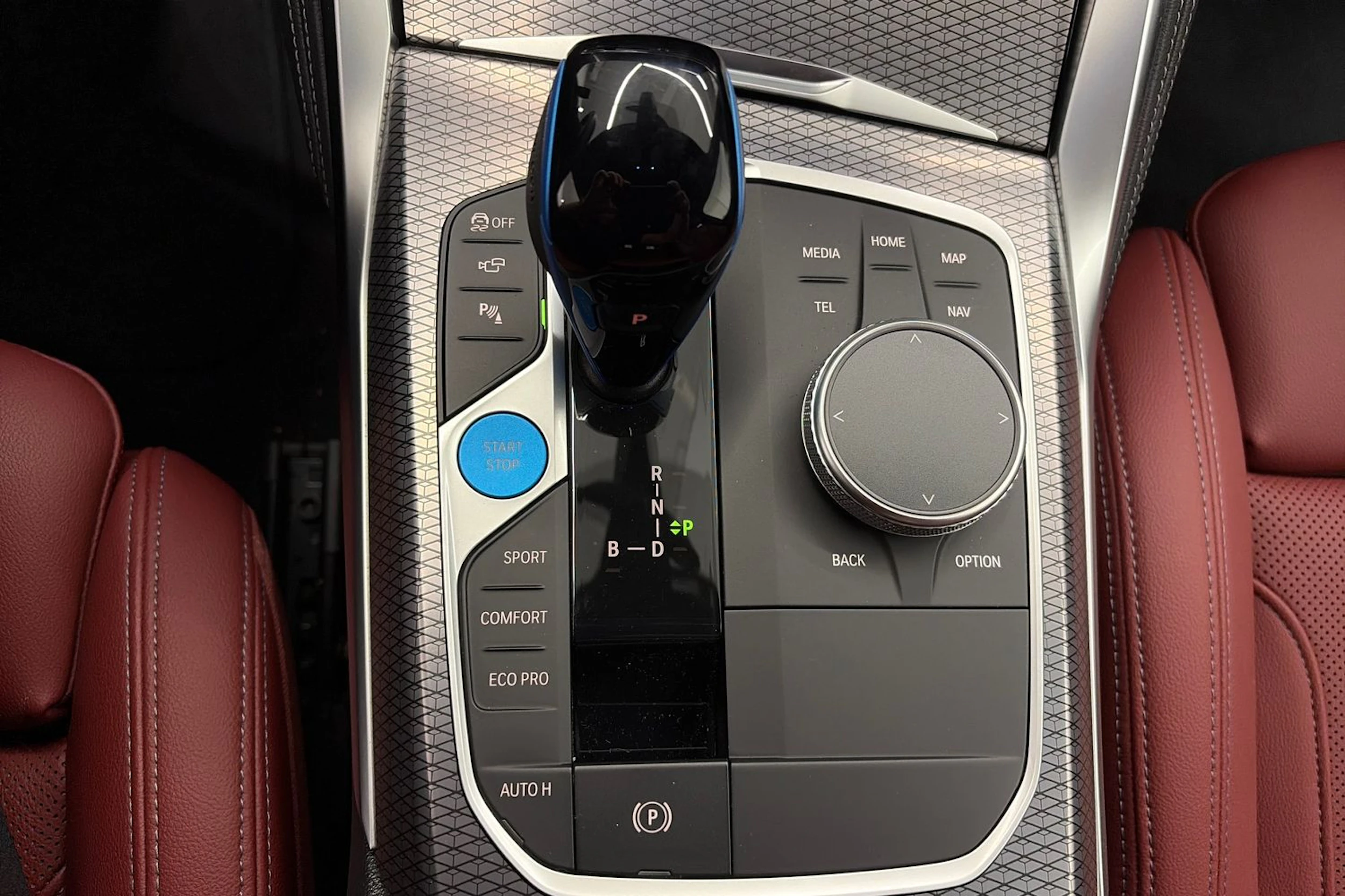 valkoinen BMW i4 2022 kuva 29.