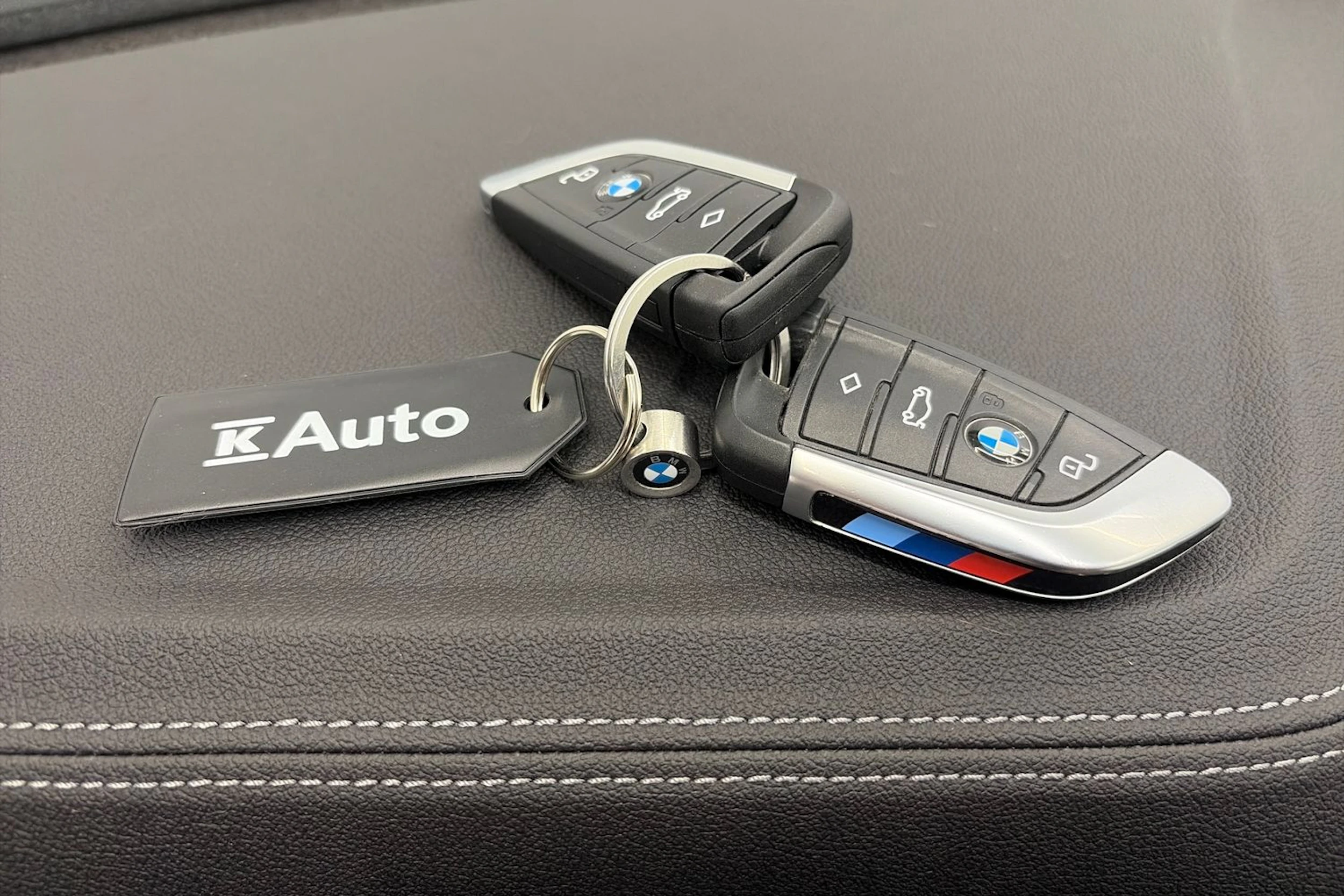 valkoinen BMW i4 2022 kuva 30.