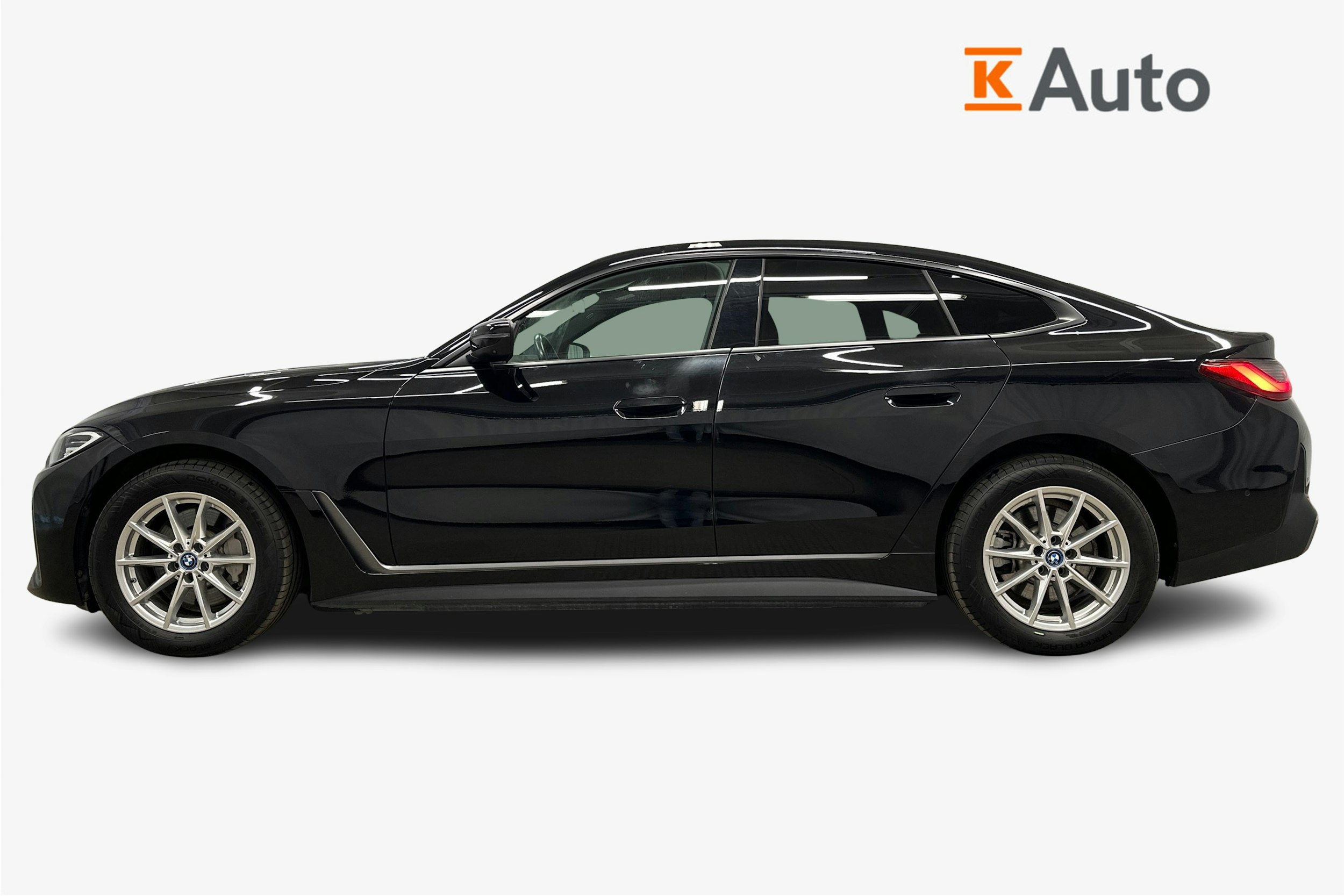 musta BMW i4 2022 kuva 5.