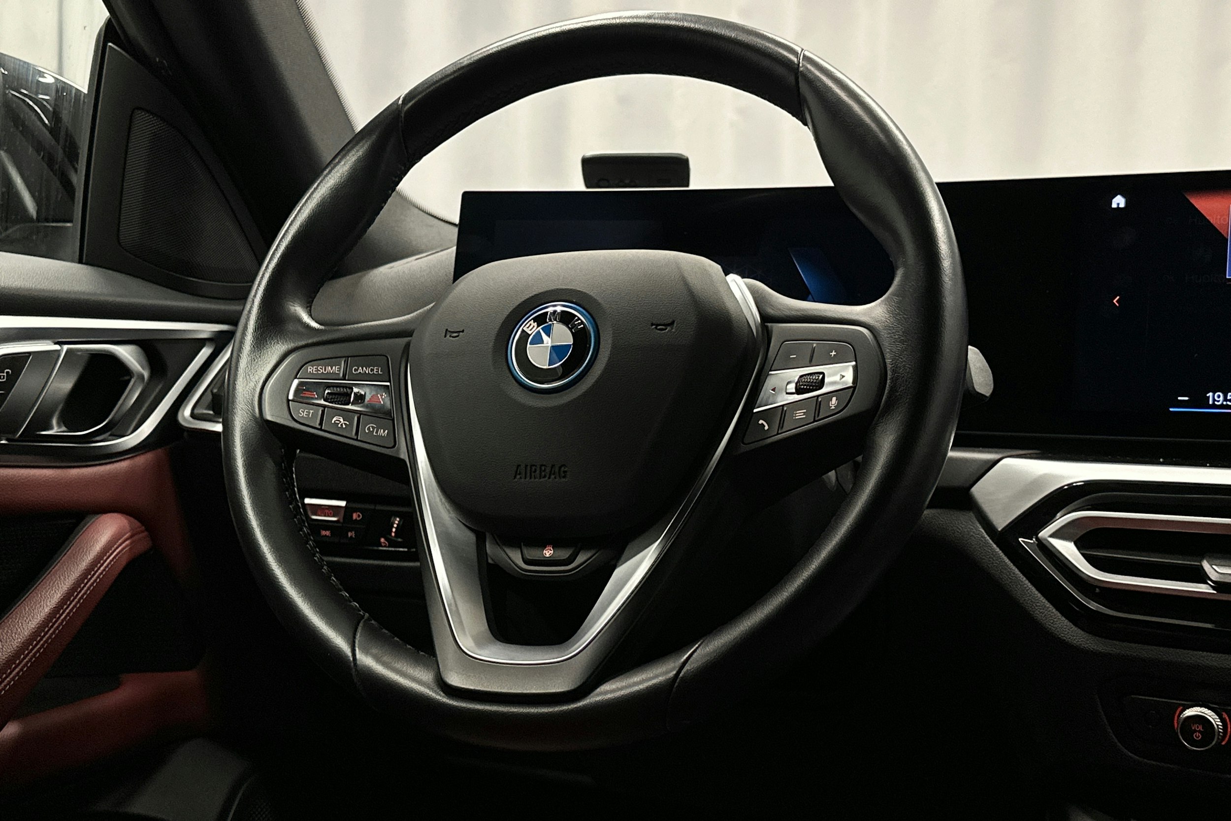 musta BMW i4 2022 kuva 8.