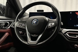 musta BMW i4 2022 kuva 8.