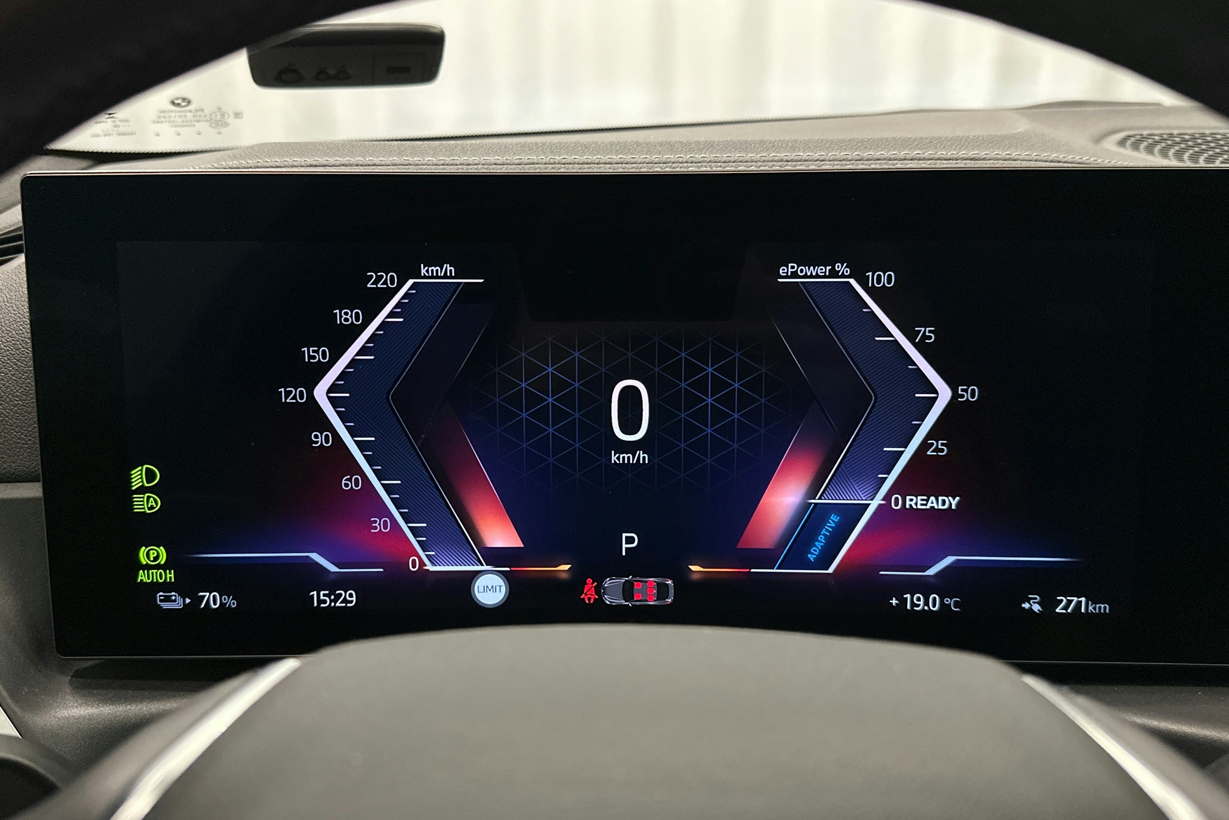 musta BMW i4 2022 kuva 11.