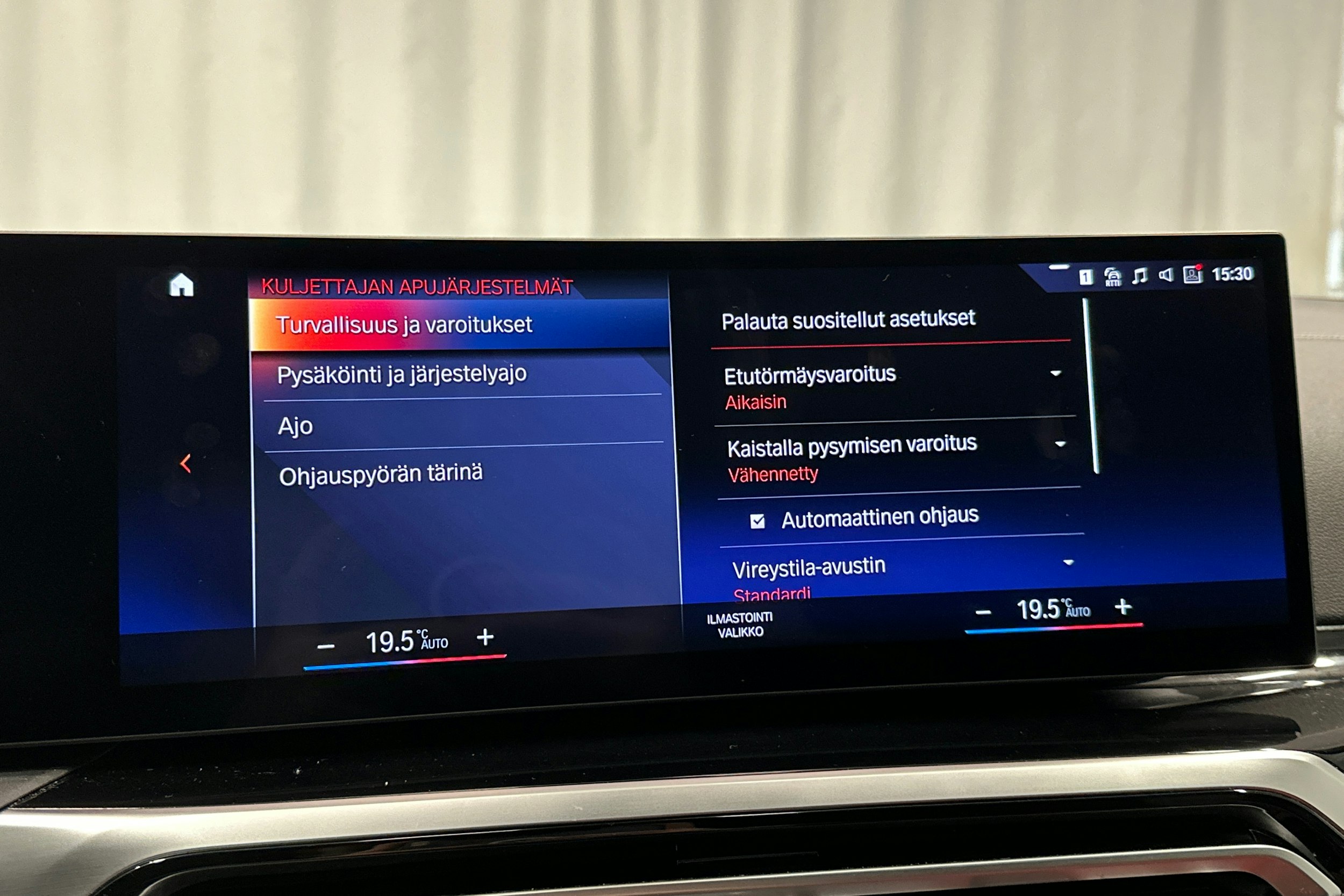 musta BMW i4 2022 kuva 15.