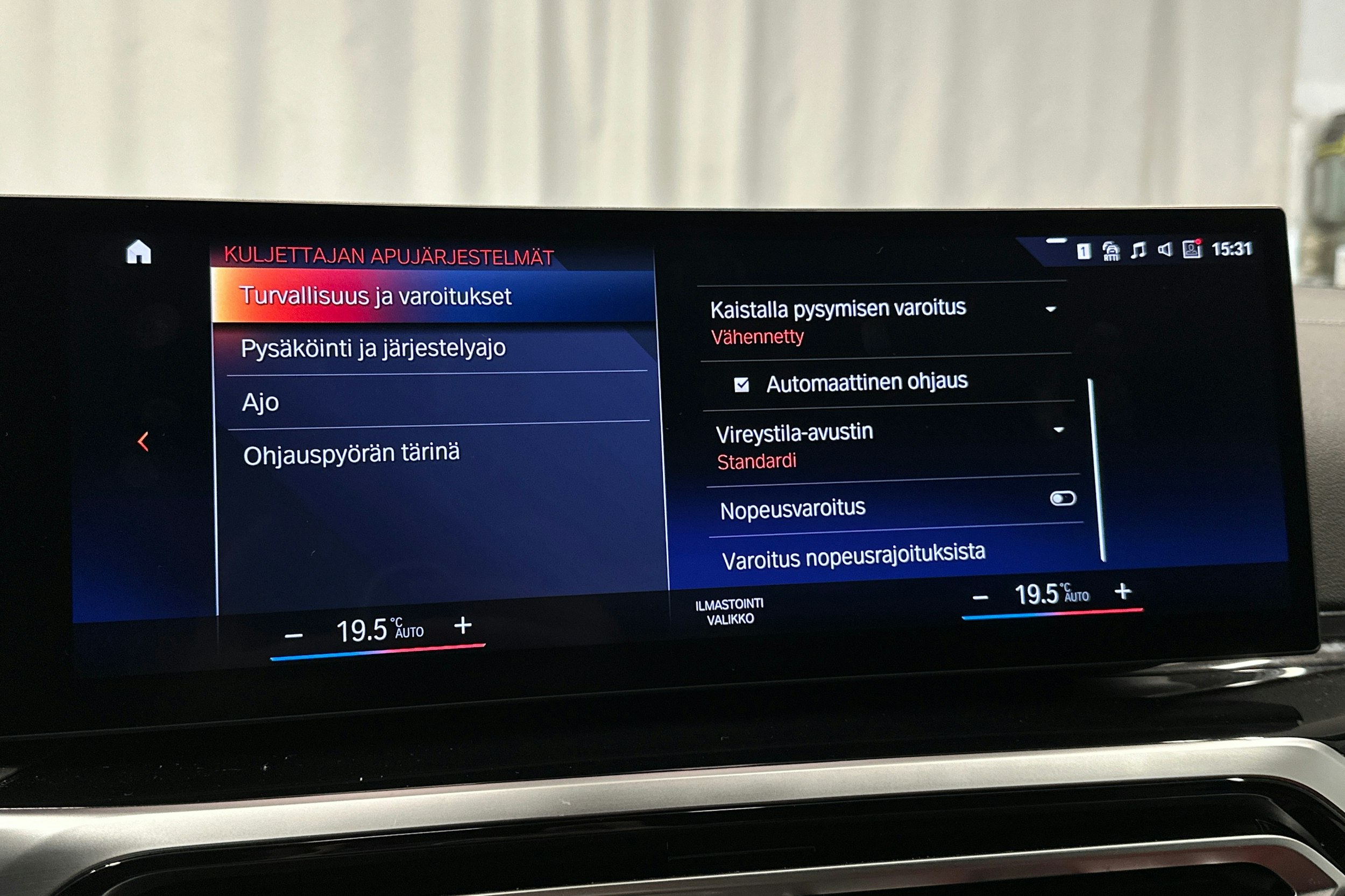 musta BMW i4 2022 kuva 16.