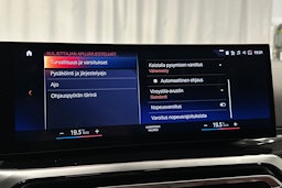 musta BMW i4 2022 kuva 16.