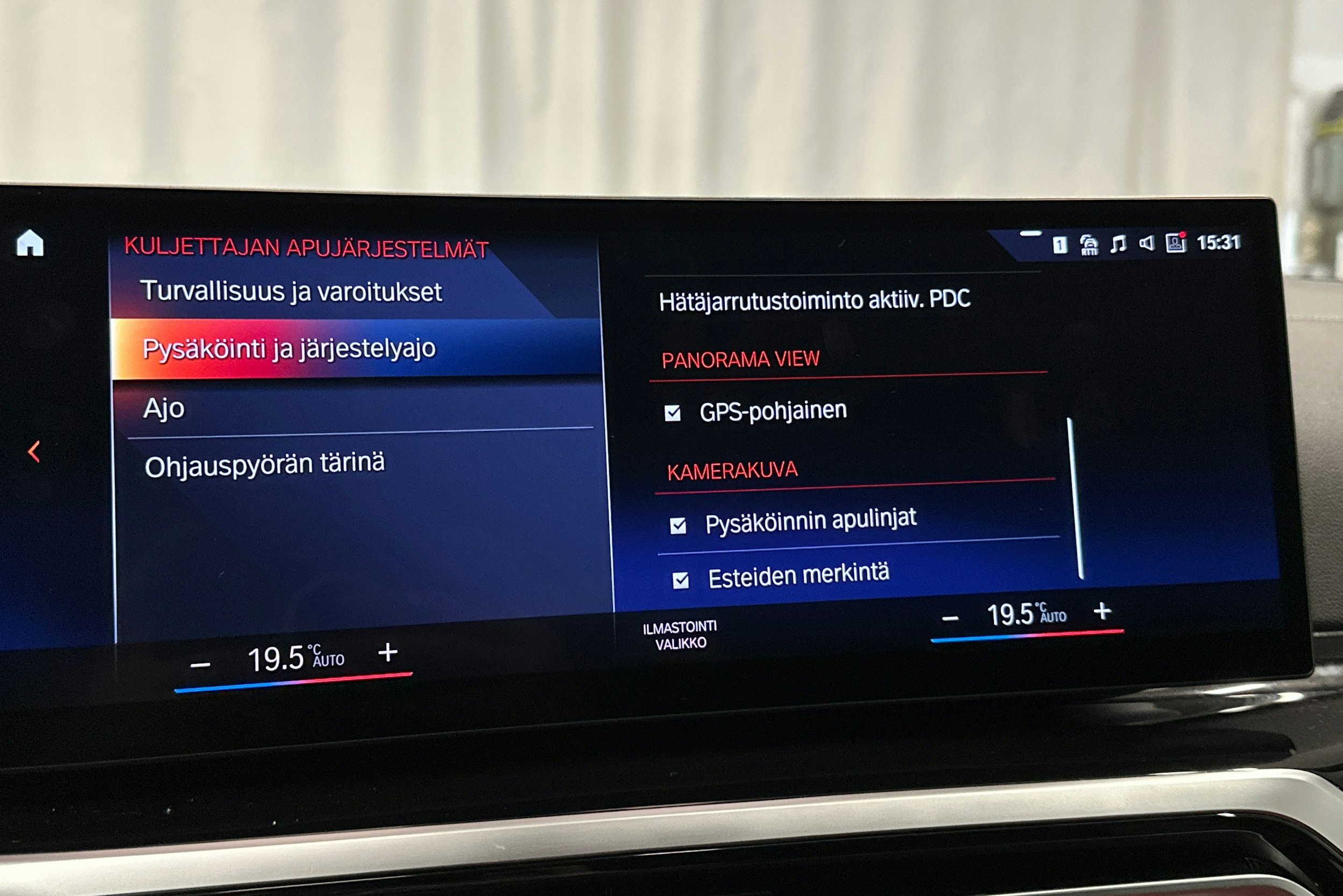 musta BMW i4 2022 kuva 18.