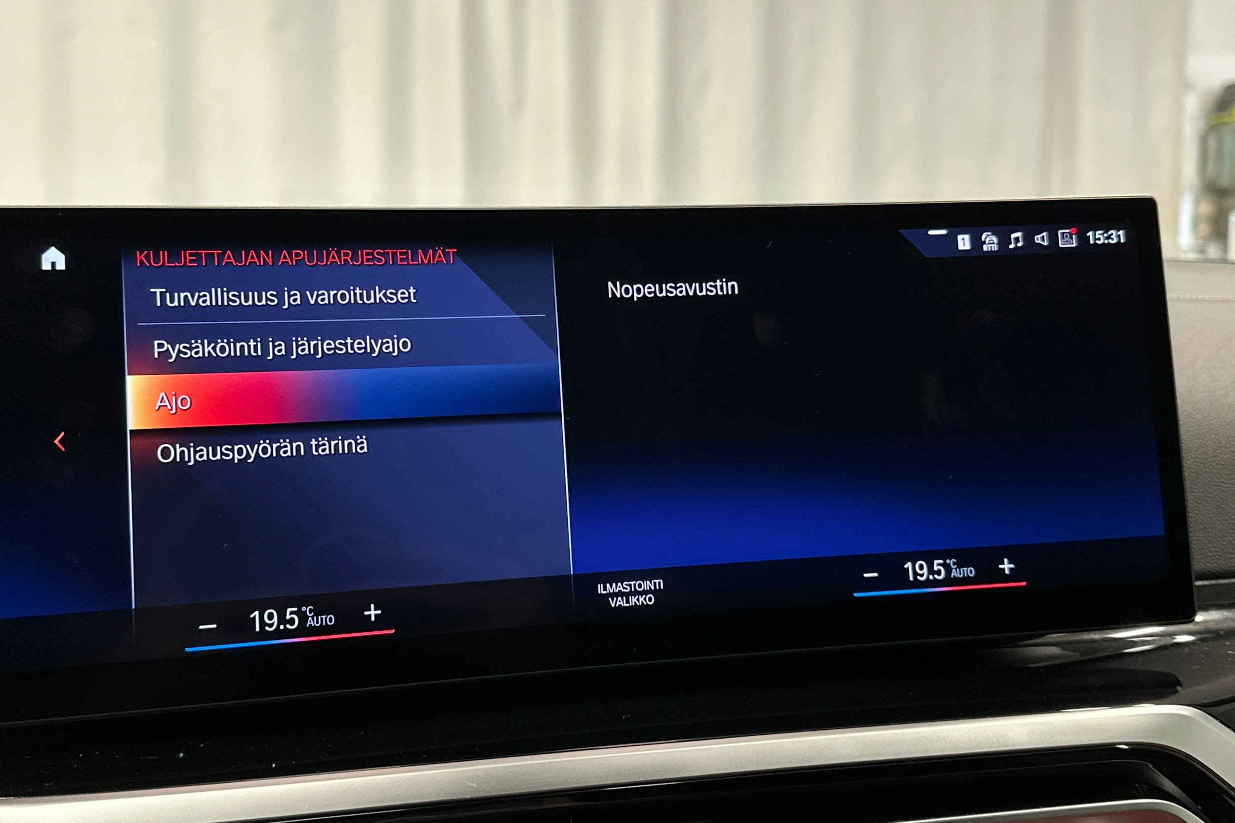 musta BMW i4 2022 kuva 19.