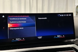 musta BMW i4 2022 kuva 19.