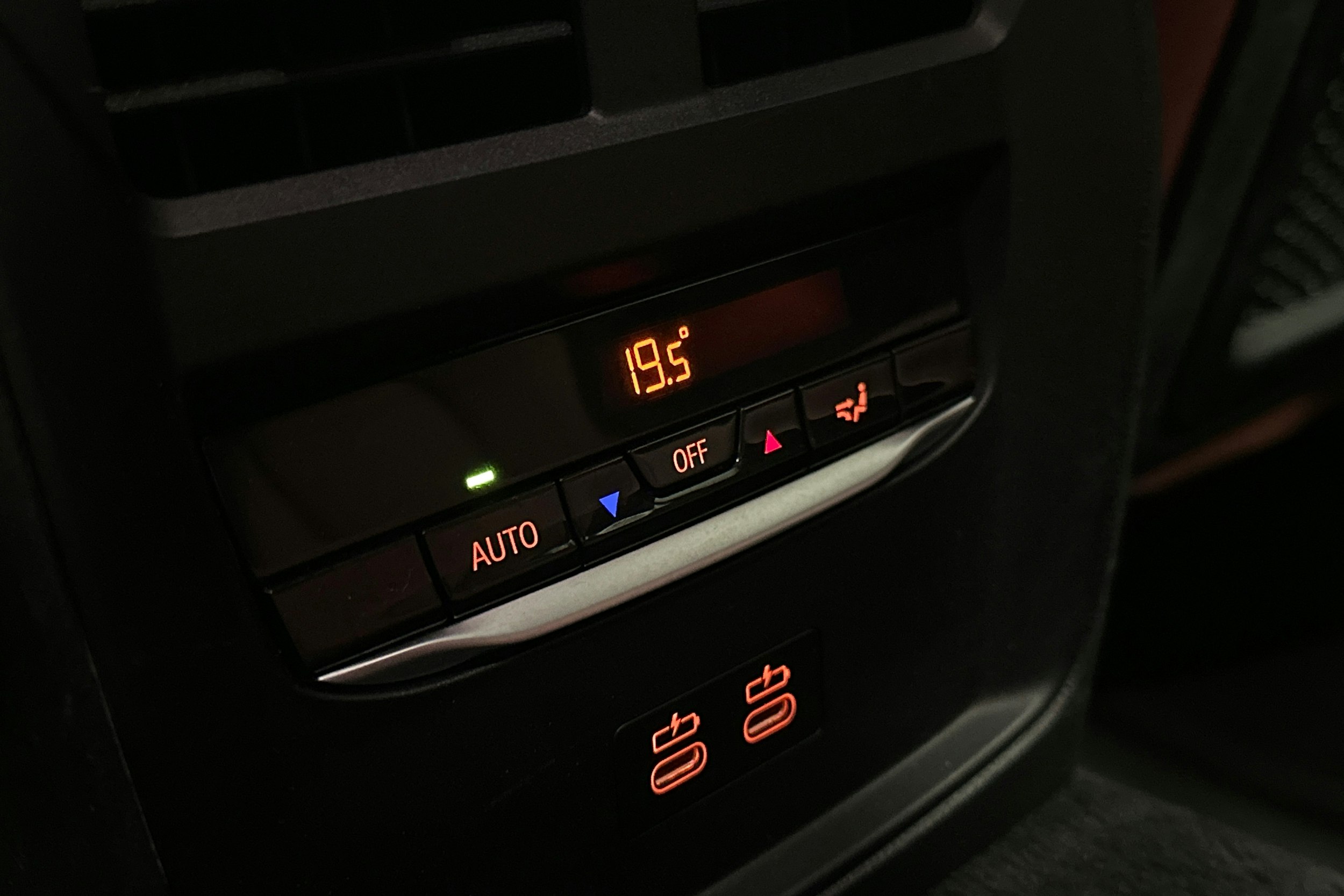 musta BMW i4 2022 kuva 24.