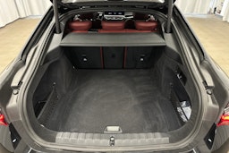 musta BMW i4 2022 kuva 27.