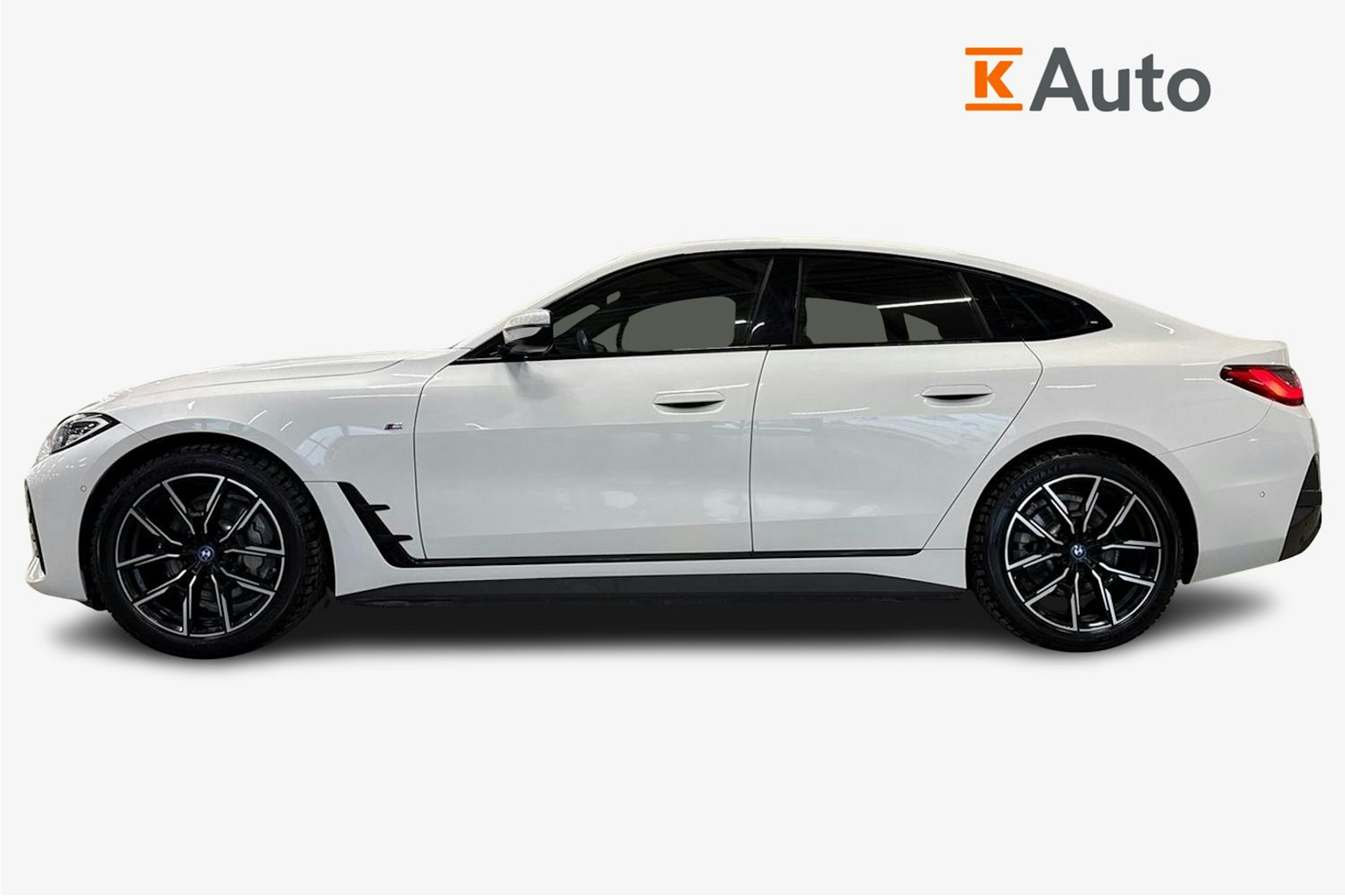 valkoinen BMW i4 2022 kuva 6.