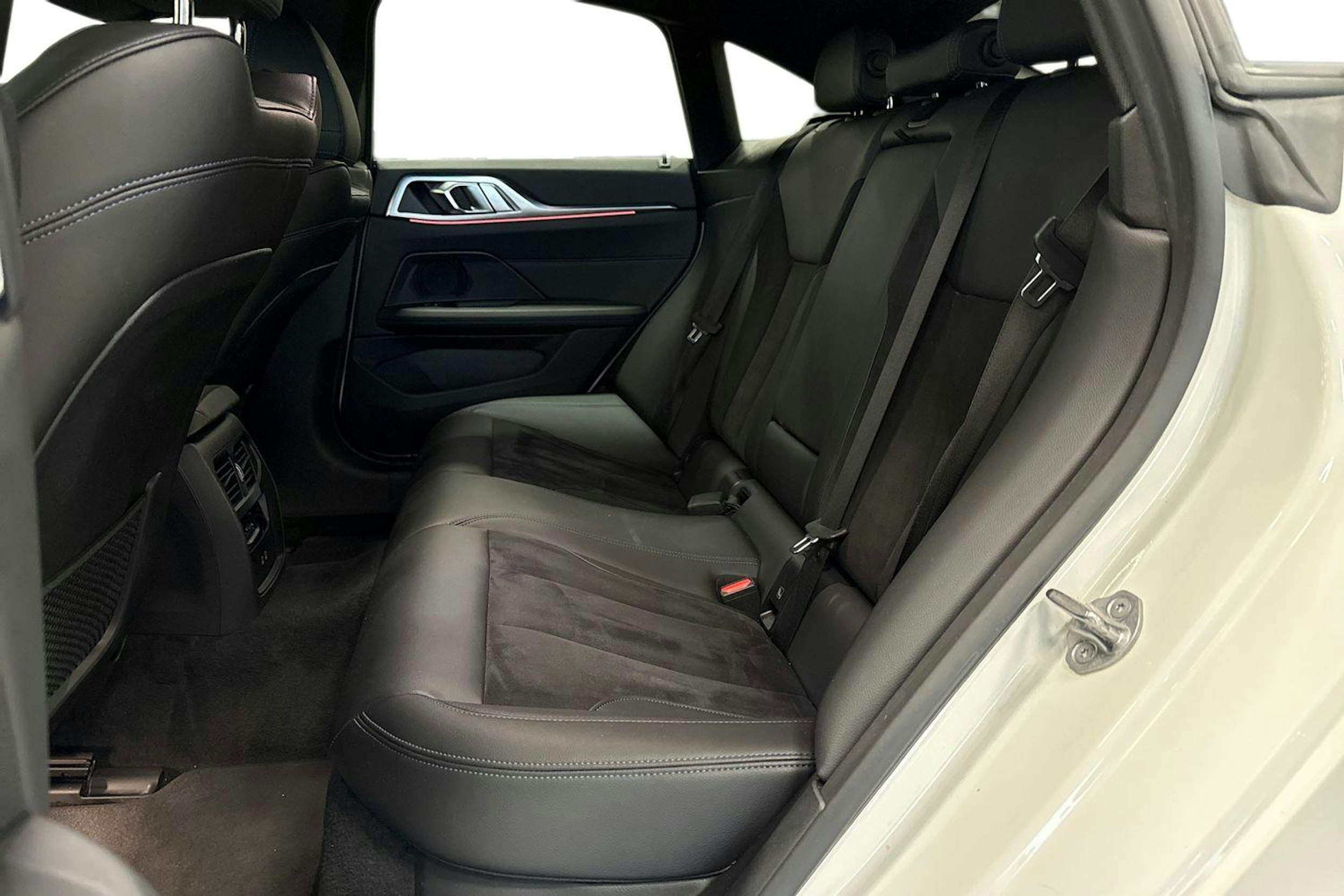 valkoinen BMW i4 2022 kuva 10.