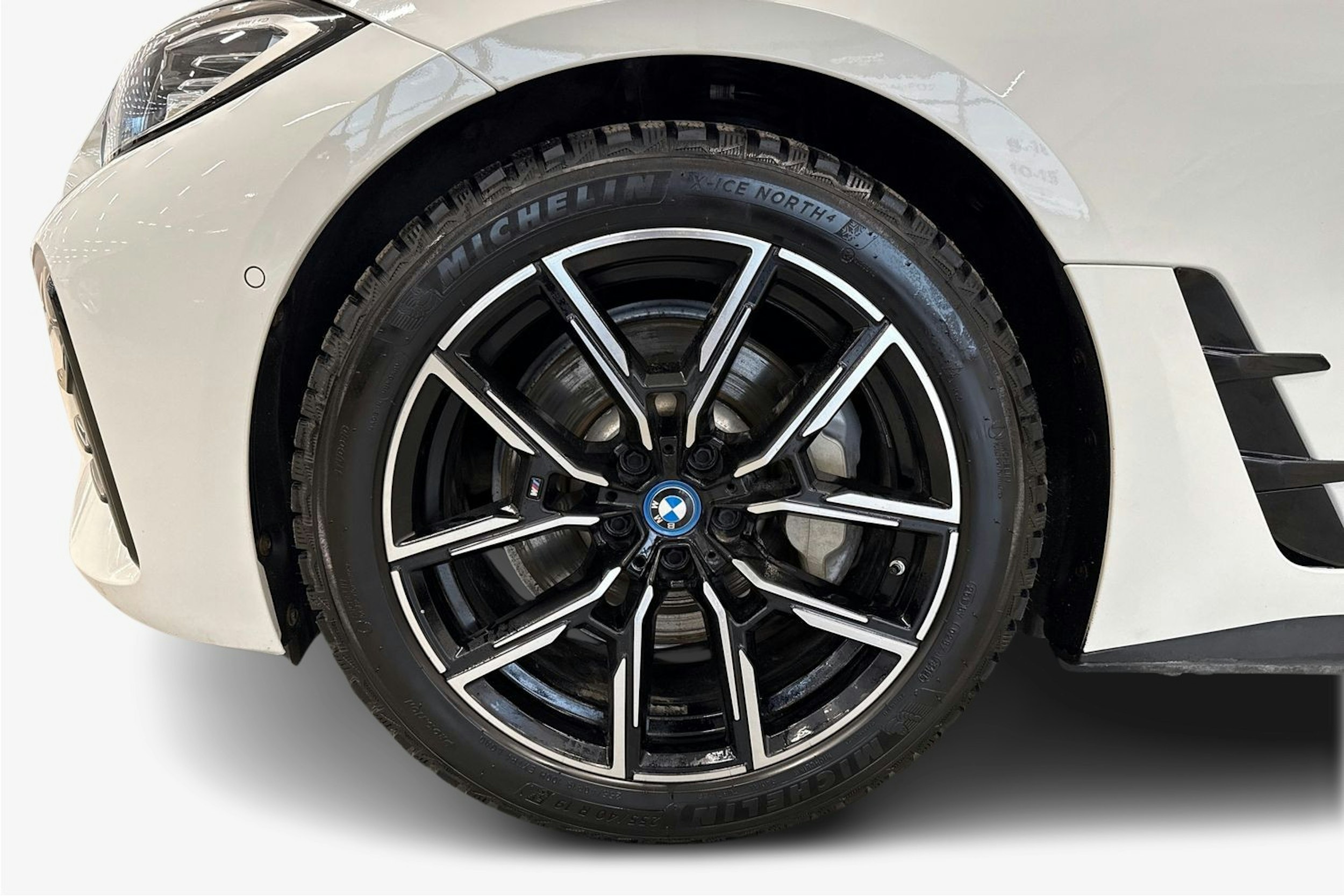 valkoinen BMW i4 2022 kuva 11.