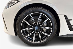 valkoinen BMW i4 2022 kuva 11.