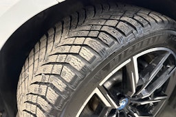 valkoinen BMW i4 2022 kuva 13.