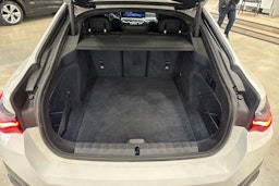 valkoinen BMW i4 2022 kuva 14.