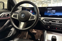 valkoinen BMW i4 2022 kuva 16.